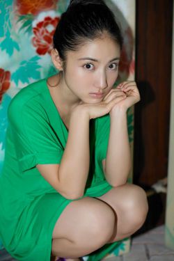 将草莓放在小洞里榨汁